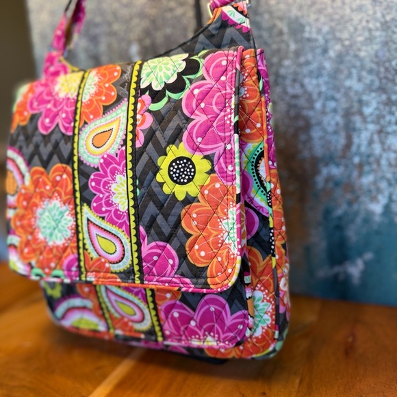Vera Bradley Retired 2014 Vintage Ziggy Zinnia Floral Crossbody Bag (EUC) - Picture 3 of 15